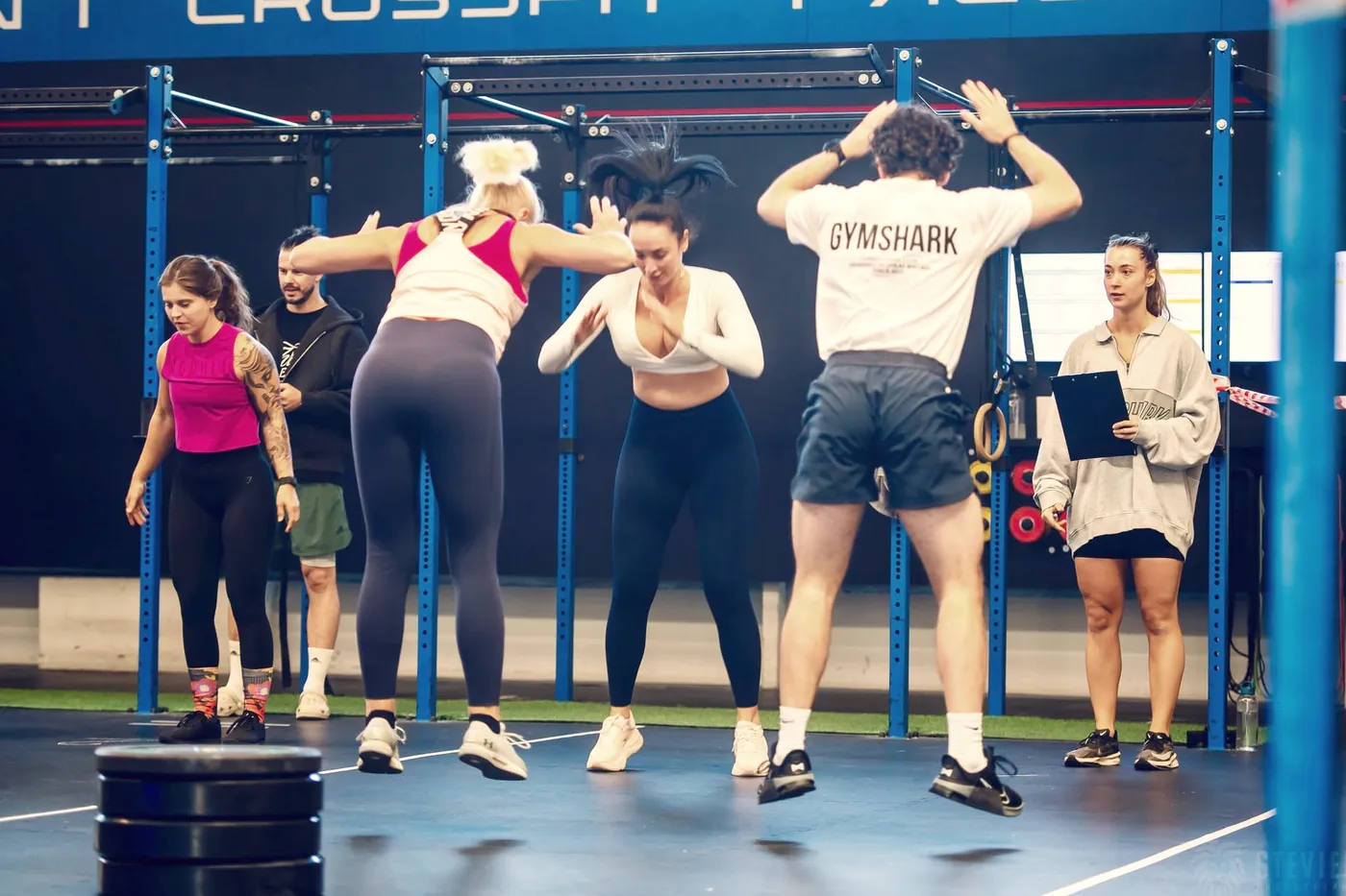 Tréner vysvetľuje začiatočníkom cvik na tréningu CrossFit Basics