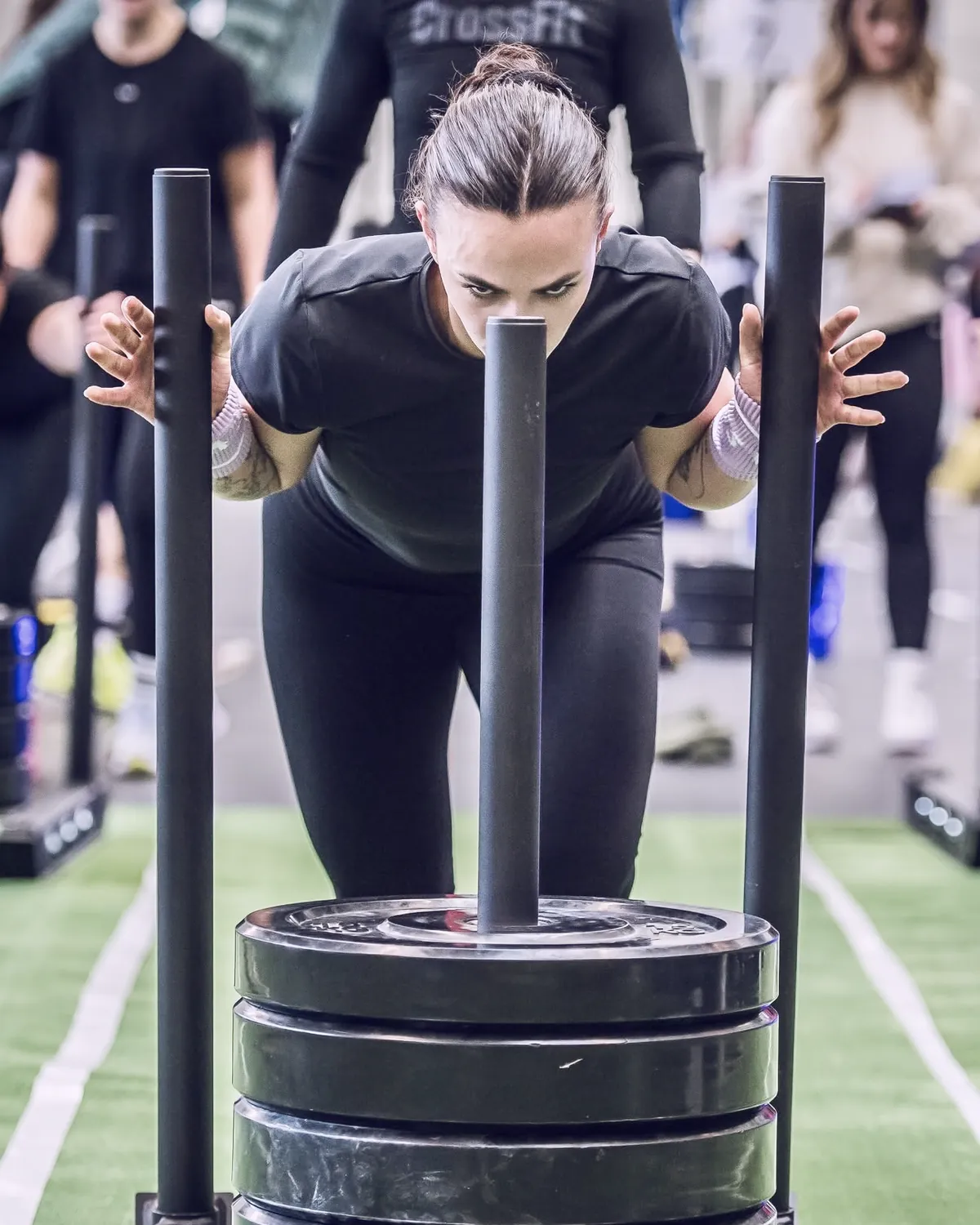 Tlačenie saní na HYROX tréningu vo Falcon 1 CrossFit