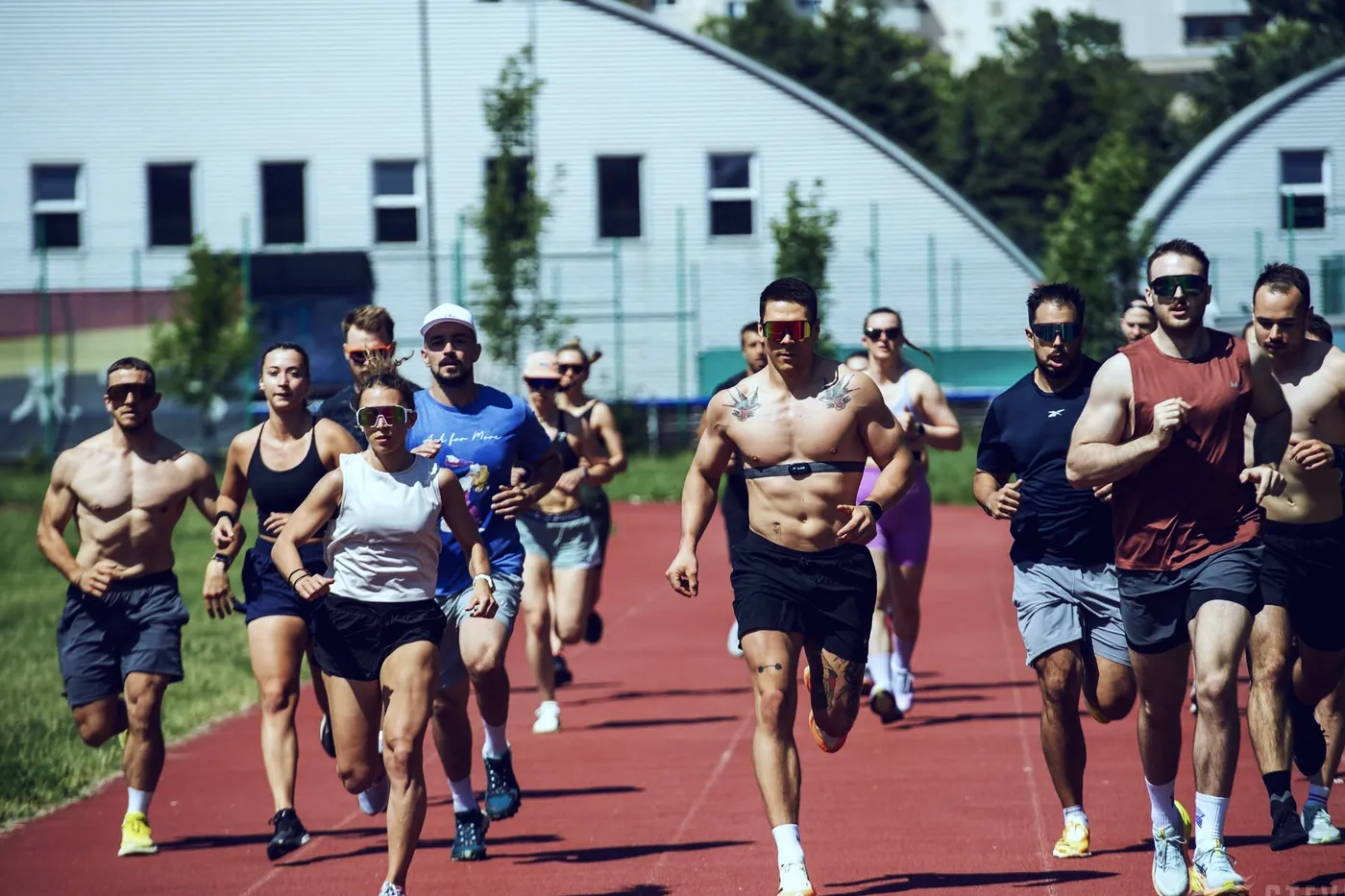 Skupina Falcon Running na atletickej dráhe